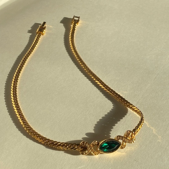 Vintage gold tone SWAROVSKI emerald green color crystal statement necklace - Picture 9 of 10